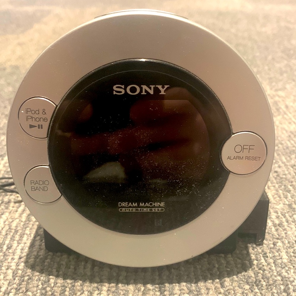 Sony Dream Machine Apple Charger With Aux, Battery Backup, Alarm Clock, Radio